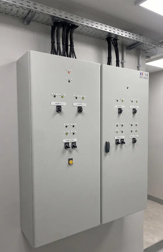 Armoires électriques de chaufferie avec commande chaudières, circulateurs, voyants de défaut, marche et sécurité.